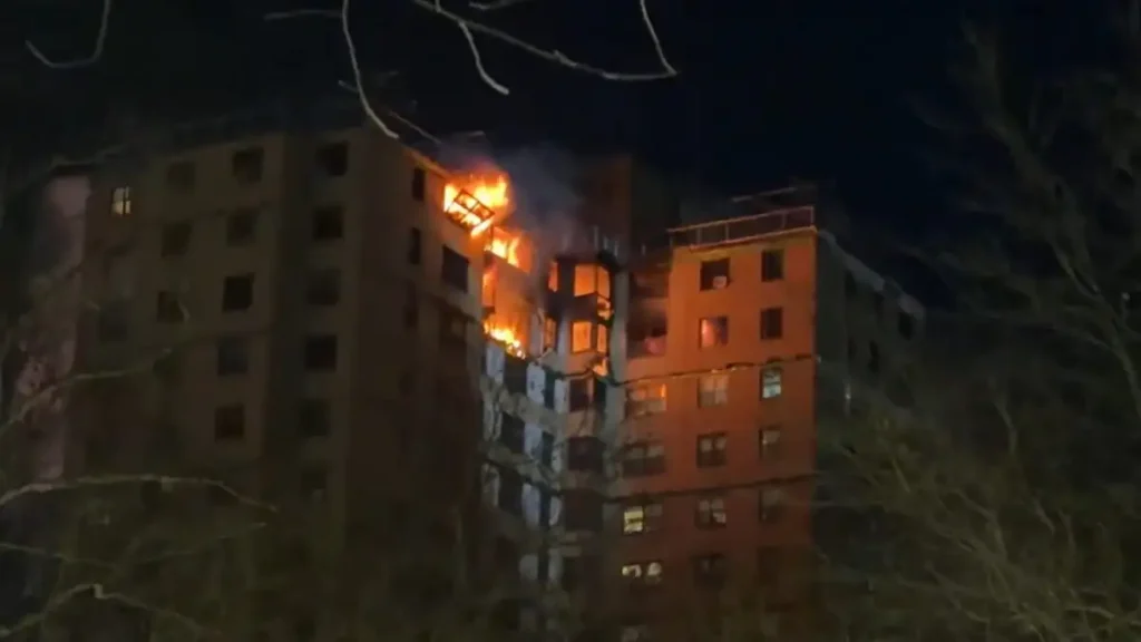 Νέα Υόρκη: Μεγάλη φωτιά σε πολυκατοικία στο Μπρονξ – Ένοικοι κρέμονται από τα παράθυρα