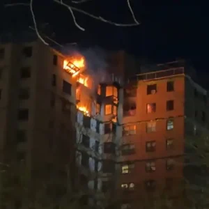 Νέα Υόρκη: Μεγάλη φωτιά σε πολυκατοικία στο Μπρονξ – Ένοικοι κρέμονται από τα παράθυρα