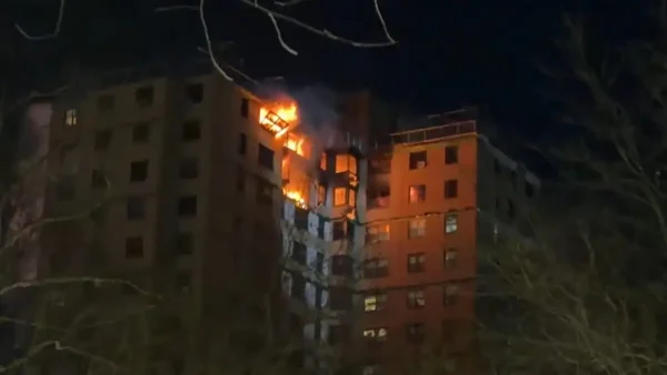 Νέα Υόρκη: Μεγάλη φωτιά σε πολυκατοικία στο Μπρονξ – Ένοικοι κρέμονται από τα παράθυρα