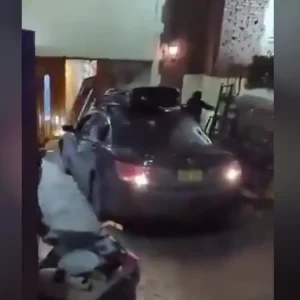 Νέα Υόρκη: Αυτοκίνητο έπεσε σε είσοδο συναγωγής – Συνελήφθη ο οδηγός, κατηγορείται για έγκλημα μίσους