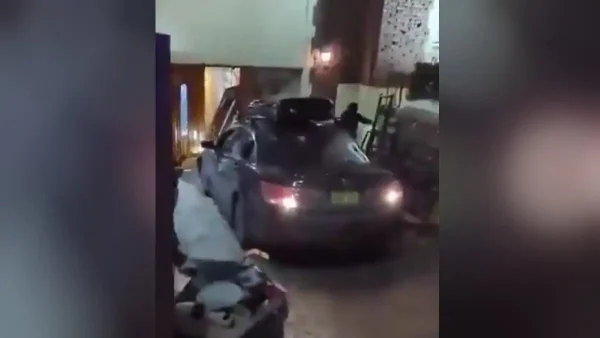 Νέα Υόρκη: Αυτοκίνητο έπεσε σε είσοδο συναγωγής – Συνελήφθη ο οδηγός, κατηγορείται για έγκλημα μίσους