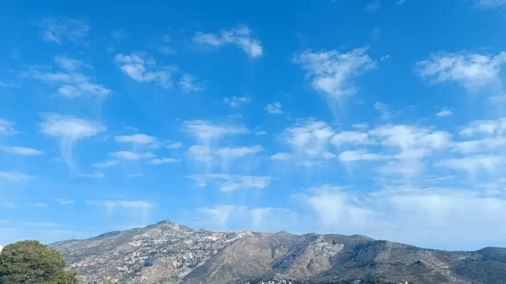 Σύννεφα virga στόλισαν τον ουρανό της Αττικής: Τι είναι και πότε εμφανίζεται το εντυπωσιακό φαινόμενο