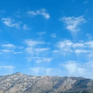 Σύννεφα virga στόλισαν τον ουρανό της Αττικής: Τι είναι και πότε εμφανίζεται το εντυπωσιακό φαινόμενο