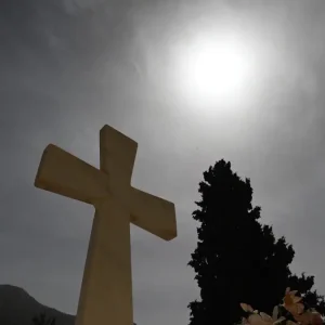 Άγιοι Ανάργυροι: Άρπαξε οστά από οικογενειακό τάφο και ζήτησε «λύτρα» από τη σύζυγο του νεκρού