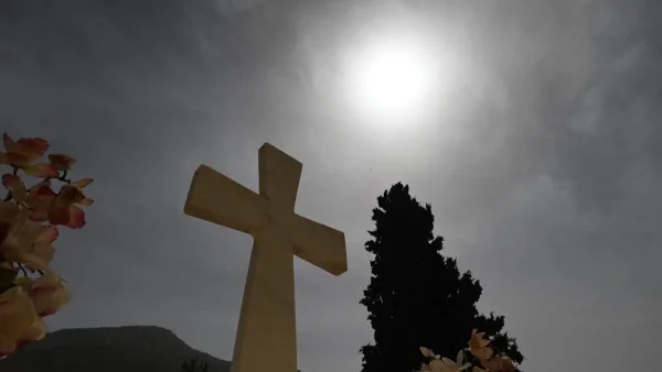 Άγιοι Ανάργυροι: Άρπαξε οστά από οικογενειακό τάφο και ζήτησε «λύτρα» από τη σύζυγο του νεκρού