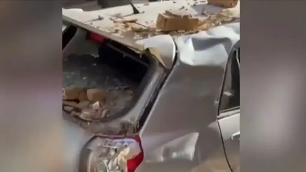 Νέος Κόσμος: Μπαλκόνι έπεσε και καταπλάκωσε σταθμευμένα αυτοκίνητα – Τι λέει ο ιδιοκτήτης του οχήματος