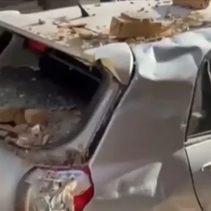 Νέος Κόσμος: Μπαλκόνι έπεσε και καταπλάκωσε σταθμευμένα αυτοκίνητα – Τι λέει ο ιδιοκτήτης του οχήματος