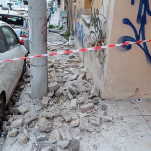 Νέος Κόσμος: Μπαλκόνι κατέρρευσε πάνω σε σταθμευμένα αυτοκίνητα, δείτε φωτογραφίες