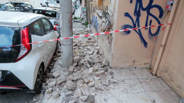 Νέος Κόσμος: Μπαλκόνι κατέρρευσε πάνω σε σταθμευμένα αυτοκίνητα, δείτε φωτογραφίες