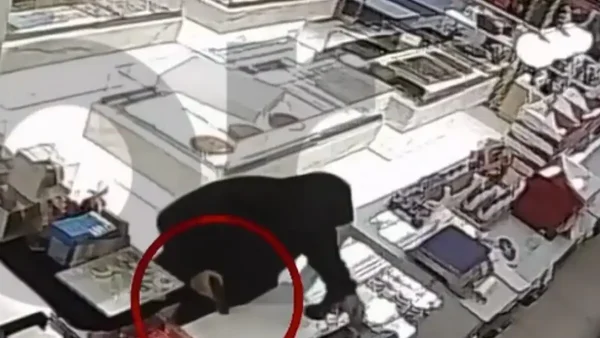 Νίκαια: Καρέ – καρέ η ένοπλη ληστεία σε ζαχαροπλαστείο – Ο δράστης έκλεψε το ταμείο και εξαφανίστηκε