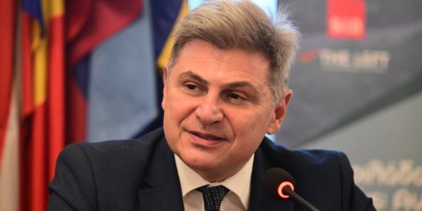 Φαραντούρης για Καρυστιανού: Καλωσορίζω την κάθοδο της στην πολιτική -Μην προεξοφλείτε τίποτα