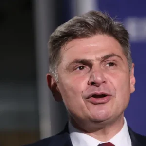 Φαραντούρης για διαγραφή από τον ΣΥΡΙΖΑ: Καλωσόρισα την Καρυστιανού, έναν άνθρωπο των κινημάτων και προκάλεσα αλλεργία