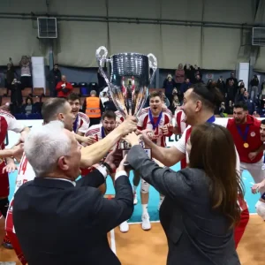 Οι έξαλλοι πανηγυρισμοί των παικτών του Ολυμπιακού στην απονομή του Super Cup του βόλεϊ ανδρών