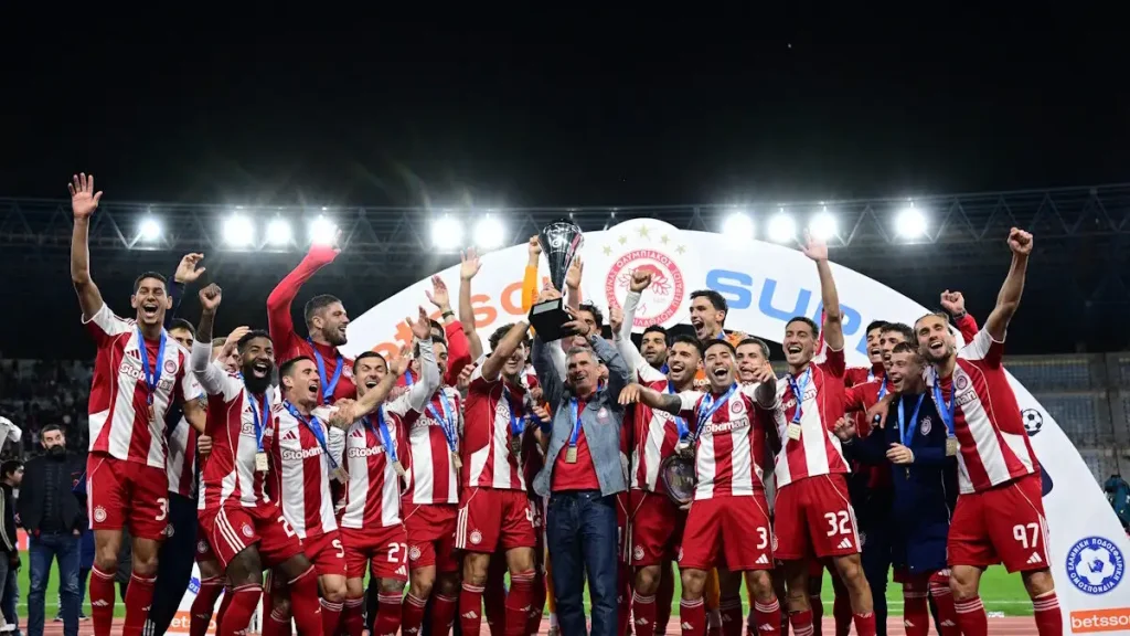 Ολυμπιακός: Ρέτσος και Μεντιλίμπαρ σήκωσαν το Betsson Super Cup, η απονομή του τροπαίου στους Πειραιώτες