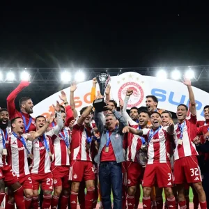 Ολυμπιακός: Ρέτσος και Μεντιλίμπαρ σήκωσαν το Betsson Super Cup, η απονομή του τροπαίου στους Πειραιώτες