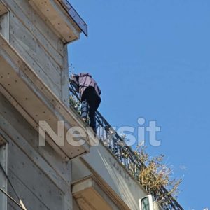 Ομόνοια: Άνδρας απειλεί να πέσει από την ταράτσα του κτιρίου της πολεοδομίας