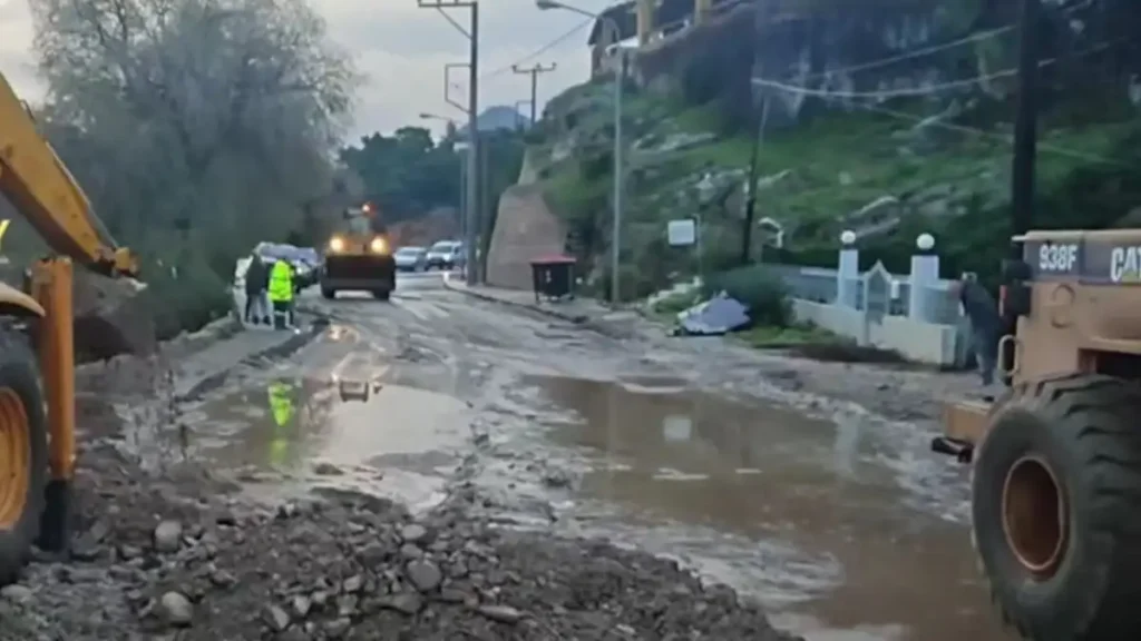 Κακοκαιρία: Μεγάλα προβλήματα στον Ωρωπό – Μηχανήματα επιχειρούν να ανοίξουν τους δρόμους