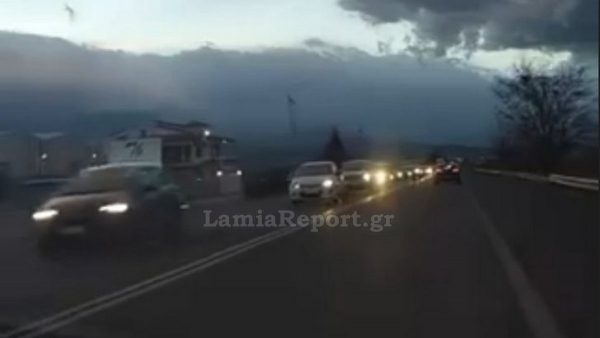 Ατέλειωτες ουρές στην παλιά εθνική οδό Θηβών - Λιβαδειάς (ΒΙΝΤΕΟ)