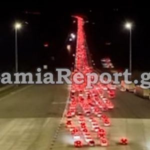 «Γολγοθάς» και η επιστροφή της Πρωτοχρονιάς - Έκλεισαν την εθνική οδό οι αγρότες στο ύψος της Θήβας