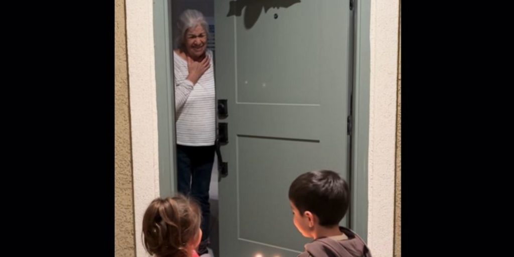 Συγκινητικό: Εκανε έκπληξη με τα παιδιά της στην 80χρονη γειτόνισσά της, της πήγαν τούρτα για τα γενέθλιά της πώς αντέδρασε