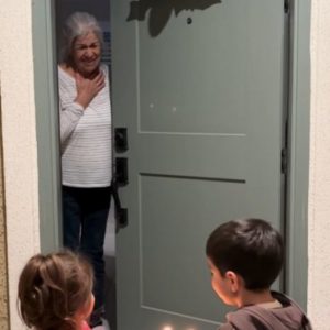 Συγκινητικό: Εκανε έκπληξη με τα παιδιά της στην 80χρονη γειτόνισσά της, της πήγαν τούρτα για τα γενέθλιά της πώς αντέδρασε