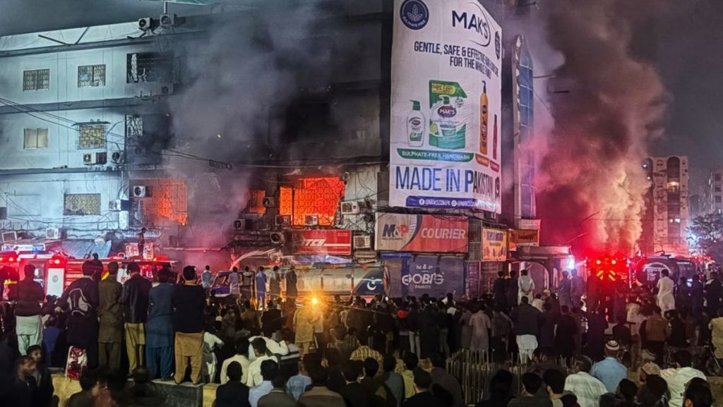 Πακιστάν: 21 νεκροί έπειτα από φωτιά σε εμπορικό κέντρο – Φόβοι ότι είναι νεκροί και οι 63 αγνοούμενοι