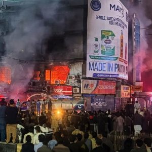 Πακιστάν: 21 νεκροί έπειτα από φωτιά σε εμπορικό κέντρο – Φόβοι ότι είναι νεκροί και οι 63 αγνοούμενοι