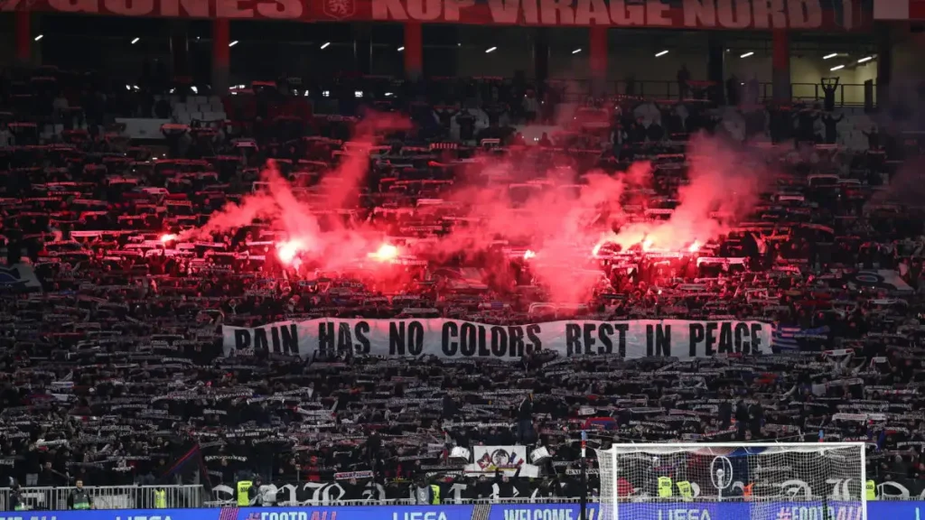 Λιόν – ΠΑΟΚ: Ενός λεπτού σιγή και συγκινητικές στιγμές με πανό και πυρσούς για τους αδικοχαμένους οπαδούς του «δικεφάλου»
