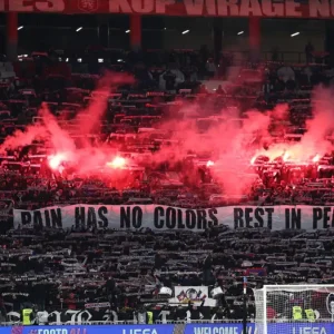 Λιόν – ΠΑΟΚ: Ενός λεπτού σιγή και συγκινητικές στιγμές με πανό και πυρσούς για τους αδικοχαμένους οπαδούς του «δικεφάλου»