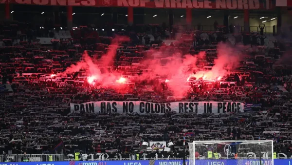 Λιόν – ΠΑΟΚ: Ενός λεπτού σιγή και συγκινητικές στιγμές με πανό και πυρσούς για τους αδικοχαμένους οπαδούς του «δικεφάλου»