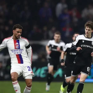 Ο Κωνσταντέλιας αποβλήθηκε στο Λιόν – ΠΑΟΚ και θα χάσει το επόμενο ματς του «δικεφάλου» στο Europa League