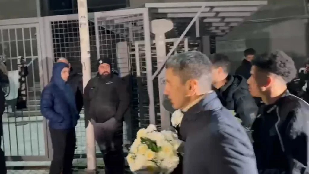 Με λουλούδια στα χέρια έξω από την Τούμπα ο Λουτσέσκου και οι παίκτες του ΠΑΟΚ