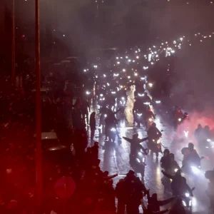 Στην Τούμπα συνοδεία μοτοπορείας οι επτά σοροί των οπαδών του ΠΑΟΚ, το συγκλονιστικό «αντίο» με συνθήματα και καπνογόνα  (ΒΙΝΤΕΟ-ΦΩΤΟ)