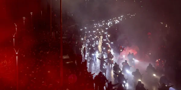 Στην Τούμπα συνοδεία μοτοπορείας οι επτά σοροί των οπαδών του ΠΑΟΚ, το συγκλονιστικό «αντίο» με συνθήματα και καπνογόνα  (ΒΙΝΤΕΟ-ΦΩΤΟ)