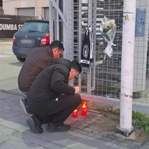 Κεριά και λουλούδια στην Τούμπα στη μνήμη των αδικοχαμένων οπαδών του ΠΑΟΚ