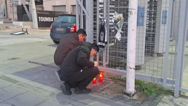 Κεριά και λουλούδια στην Τούμπα στη μνήμη των αδικοχαμένων οπαδών του ΠΑΟΚ