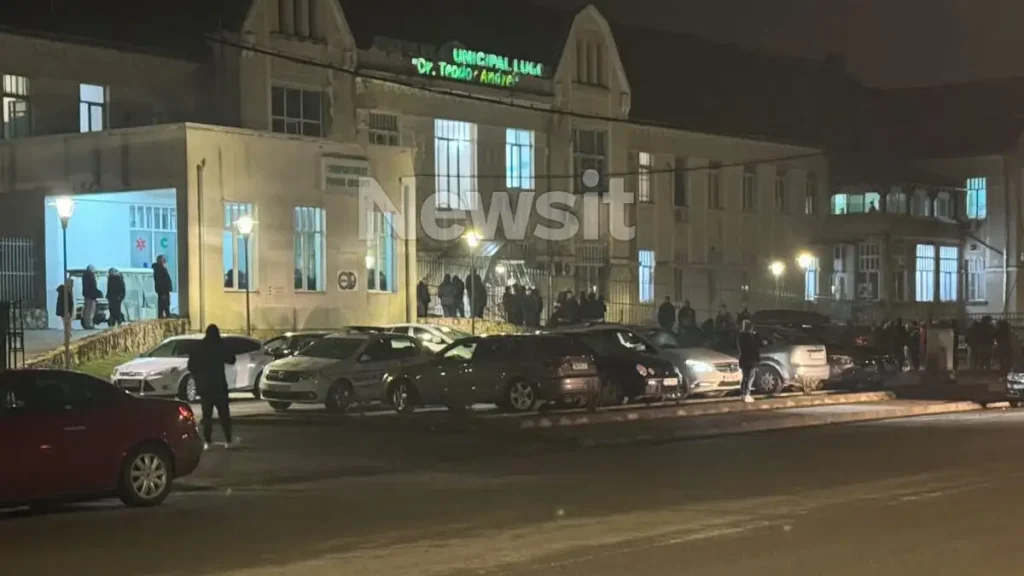 Συγγενείς και φίλοι των αδικοχαμένων οπαδών του ΠΑΟΚ από το νοσοκομείο στην Ρουμανία