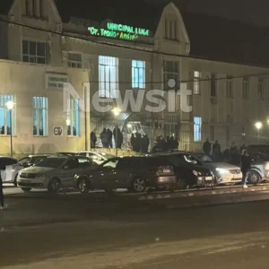 Συγγενείς και φίλοι των αδικοχαμένων οπαδών του ΠΑΟΚ από το νοσοκομείο στην Ρουμανία