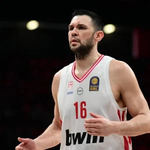 Ο Κώστας Παπανικολάου ξεπέρασε τον Γιώργο Πρίντεζη στα ριμπάουντ και έγραψε ιστορία στο Φενέρμπαχτσε – Ολυμπιακός