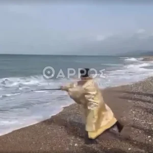 Ιερέας στη Μεσσηνία έριξε το Σταυρό στη θάλασσα με καλάμι ψαρέματος, δείτε βίντεο