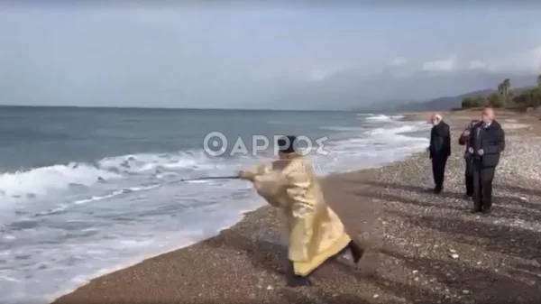 Ιερέας στη Μεσσηνία έριξε το Σταυρό στη θάλασσα με καλάμι ψαρέματος, δείτε βίντεο