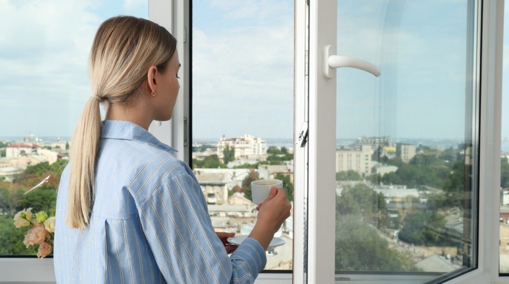 Είτε καλοκαίρι είτε χειμώνα, να γιατί πρέπει να ανοίγετε το παράθυρο του υπνοδωματίου κάθε πρωί