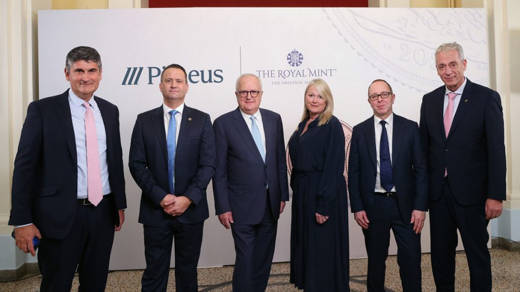 Το Βασιλικό Νομισματοκοπείο (The Royal Mint) και η Πειραιώς παρουσίασαν τη Χρυσή Λίρα με το ελληνικό ιδιόσημο «ΕΛ» προς τιμήν της Ελλάδας
