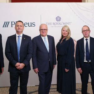 Το Βασιλικό Νομισματοκοπείο (The Royal Mint) και η Πειραιώς παρουσίασαν τη Χρυσή Λίρα με το ελληνικό ιδιόσημο «ΕΛ» προς τιμήν της Ελλάδας