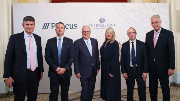 Το Βασιλικό Νομισματοκοπείο (The Royal Mint) και η Πειραιώς παρουσίασαν τη Χρυσή Λίρα με το ελληνικό ιδιόσημο «ΕΛ» προς τιμήν της Ελλάδας