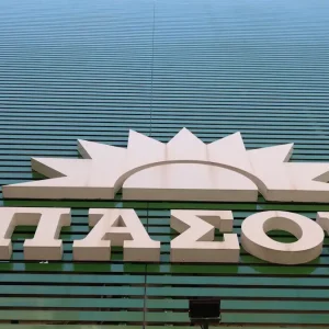 ΠΑΣΟΚ: Οι αγρότες δεν άκουσαν λύσεις – Ο πρωθυπουργός παρουσίασε ένα έωλο «success story»