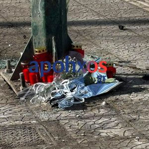 Θρήνος στην Πάτρα: Λουλούδια και κεριά άφησαν συγγενείς και φίλοι στο σημείο όπου σκοτώθηκαν ο 19χρονος και η 17χρονη (ΒΙΝΤΕΟ-ΦΩΤΟ)