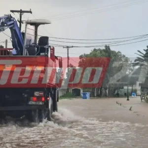 Κακοκαιρία στην Πάτρα: Σε ποτάμια μετατράπηκαν οι δρόμοι – Χαλάζι και ισχυροί άνεμοι «χτυπούν» την περιοχή