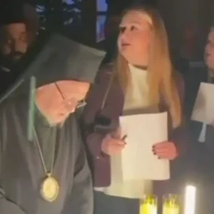 Περιπέτεια για τον Πατριάρχη Βαρθολομαίο σε κοπή πίτας ομογενών: «Κακός οιωνός», σχολίασε