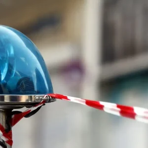 Πύργος: Τραυμάτισε με μαχαίρι στο λαιμό την γυναίκα του και για 45 λεπτά απειλούσε να βάλει τέλος στη ζωή του